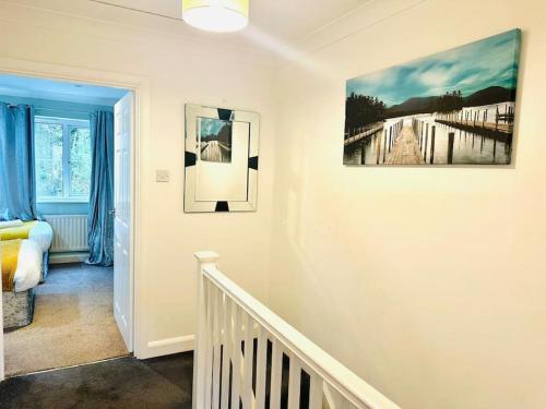 een witte kamer met twee foto's aan de muur bij The Esplanade Lodge-Free Parking in Strood