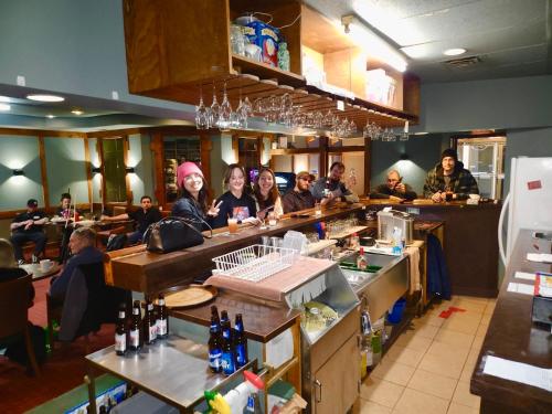 Επισκέπτες που μένουν στο Lacombe Motor Inn