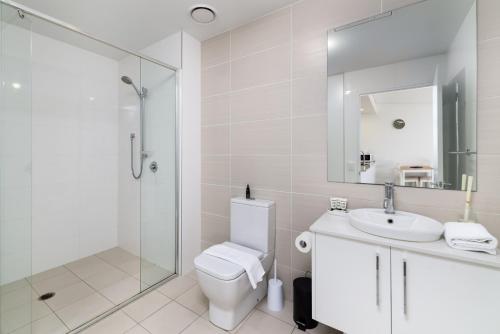 Un baño de Exquisite Apartment with BBQ and Pool, near Shops