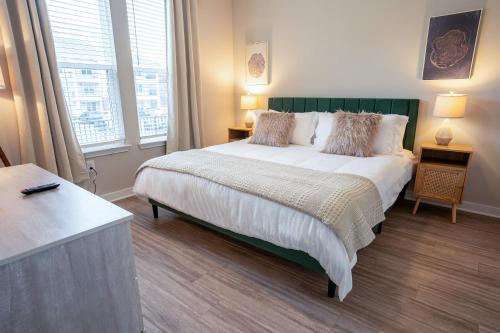 Un dormitorio con una cama grande y una ventana grande en Modern Brand New 3BR 2B Apt in Heart of Athens, en Athens