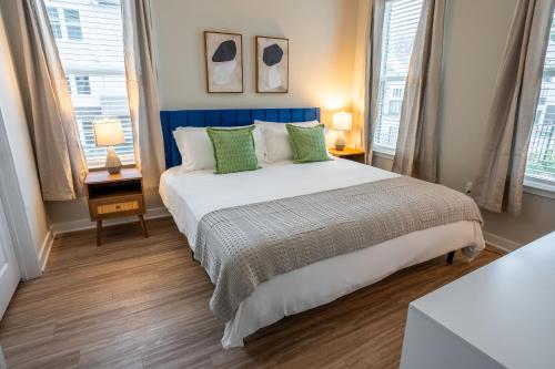 Un dormitorio con una cama grande y dos ventanas. en Modern Brand New 3BR 2B Apt in Heart of Athens, en Athens