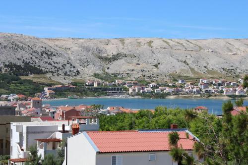 a view of a town with a body of water at Apartments Dario in Pag