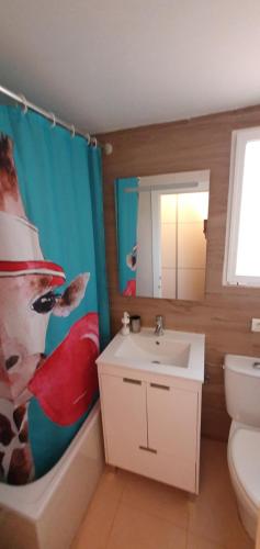 uma casa de banho com um lavatório, um WC e um espelho. em Beach Studio em Benalmádena