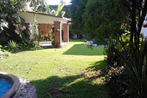 a yard with a house and a yard sidx sidx sidx at casa mangos in Temixco