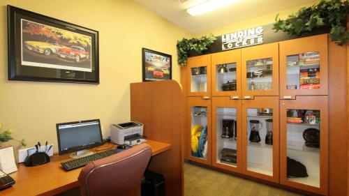 ボーリング・グリーンにあるキャンドルウッド スイーツ ボーリング グリーンの机とパソコンが備わる事務室