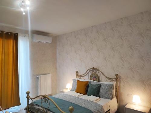 um quarto com uma cama com almofadas coloridas em Palazzo in Corte - Nel cuore di Bari em Bari