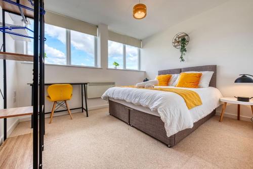 1 dormitorio con 1 cama, escritorio y ventanas en Wella House Monthly Stays with Parking, en Basingstoke