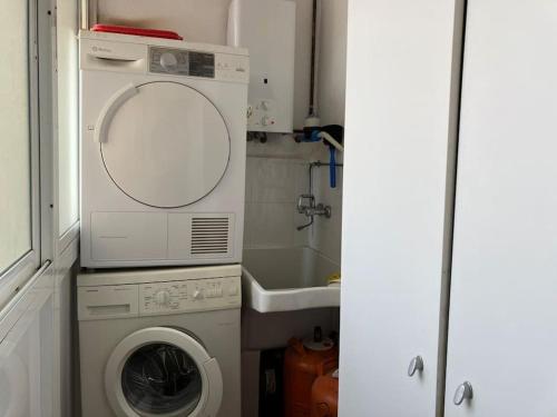 lavadero con lavadora y fregadero en Piso céntrico en Hellin, en Hellín