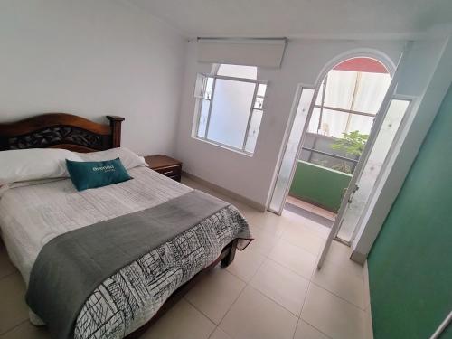 - une chambre avec un lit et une fenêtre cintrée dans l'établissement Hotel Colonial Tunja, à Tunja