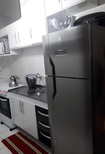 uma cozinha com um frigorífico e um fogão em RESIDENCIAL COLONIA RIO GRANDE em São José dos Pinhais