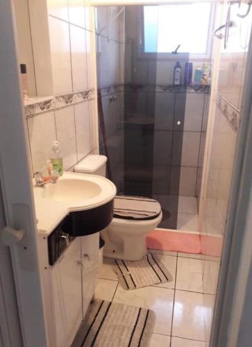 uma casa de banho com um WC, um lavatório e um chuveiro em RESIDENCIAL COLONIA RIO GRANDE em São José dos Pinhais