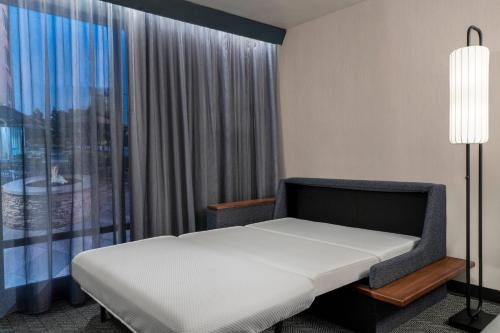 um quarto com uma cama e uma janela em Courtyard By Marriott Baltimore Hunt Valley em Hunt Valley