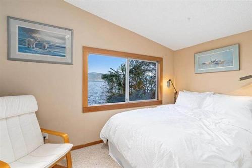 - une chambre avec un lit blanc et une fenêtre dans l'établissement Vancouver sea view Palace inn, à West Vancouver