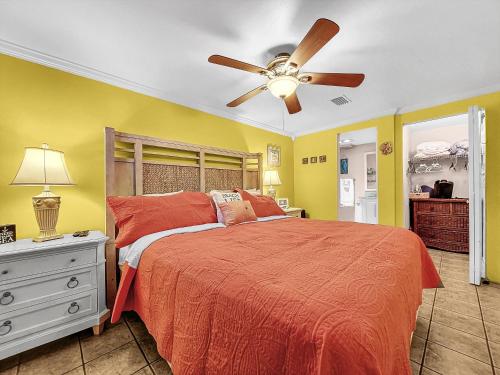 a bedroom with a bed and a ceiling fan at Paradise Cove at Island Getaway in Bradenton Beach