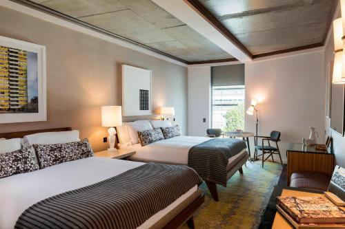 Tempat tidur dalam kamar di Bankside Hotel, Autograph Collection