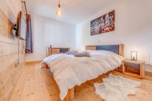 um quarto com uma cama grande num quarto em Résidence Les Balcons EtoilÉs - 2 Pièces pour 4 Personnes 431 em Champagny-en-Vanoise