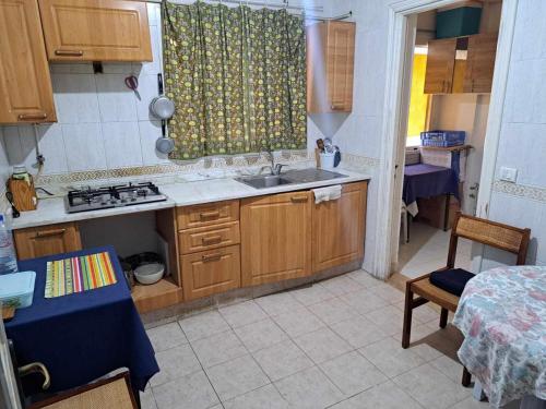 una cucina con lavandino, piano cottura e finestra di appartement a sahloul sousse a Sousse
