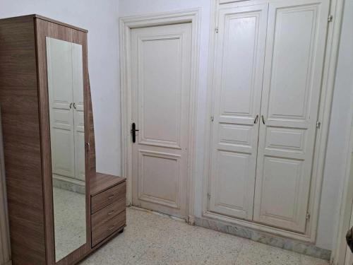 specchio e cassettiera in una stanza di appartement a sahloul sousse a Sousse