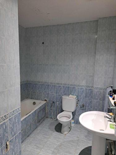 e bagno con servizi igienici, vasca e lavandino. di appartement a sahloul sousse a Sousse