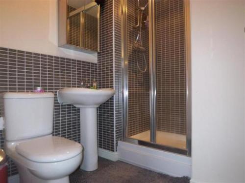 a bathroom with a toilet and a shower and a sink at Kandy Stay in Peterborough