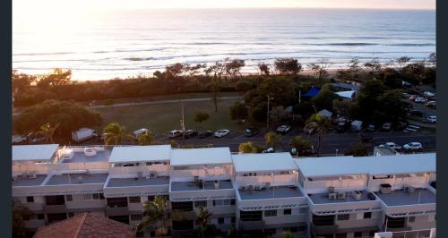 una vista aérea de un edificio y del océano en Sundeck Gardens, en Maroochydore