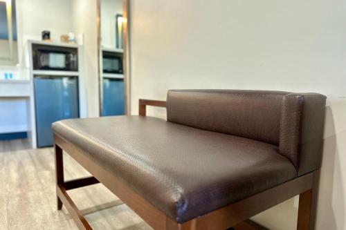 a brown leather chair sitting in a room at Hyland Inn near Pasadena Civic Center in Pasadena