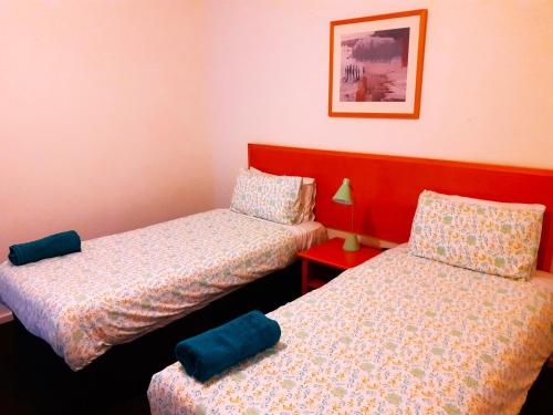 Un pat sau paturi într-o cameră la 24 Gillies St Apartment