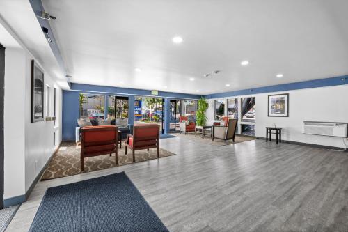 an office lobby with chairs and a table at Hyland Inn near Pasadena Civic Center in Pasadena