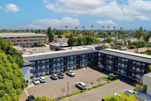 an overhead view of a building with a parking lot at Hyland Inn near Pasadena Civic Center in Pasadena