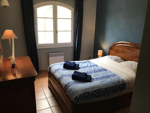 En eller flere senge i et værelse på Villa La Bastide