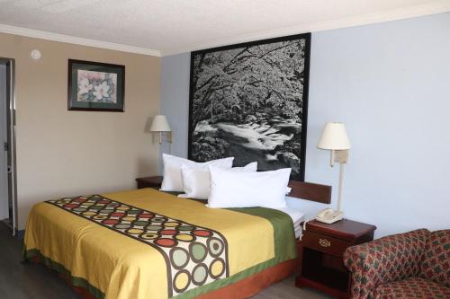 Super 8 by Wyndham Clarksville Eastにあるベッド