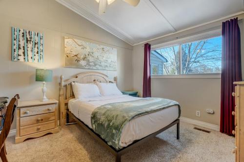 een slaapkamer met een bed en een raam bij 4BR Colorado Get Away With Gym! in Colorado Springs