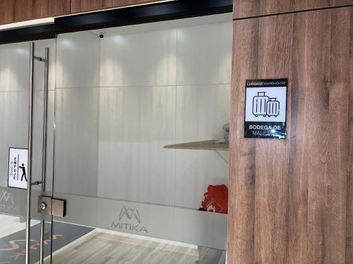 ボゴタにあるApartasuite Central y Moderno Teusaquillo Centro Internacionalの部屋のガラス戸の看板