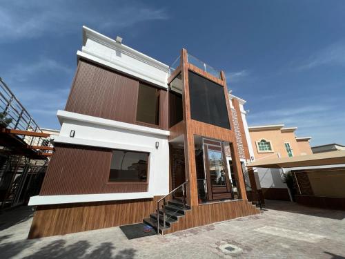 Φωτογραφία από το άλμπουμ του STAY IN A LUXURIOUS VILLA AT AJMAN UAE BY MAUON TOURISM σε Al Ḩamīdīyah