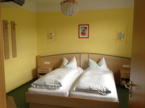 Tempat tidur dalam kamar di Landhotel Waldesruh