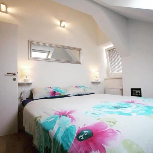 1 dormitorio con 1 cama con colcha colorida en Apartments with WiFi Zagreb - 22767 en Zagreb