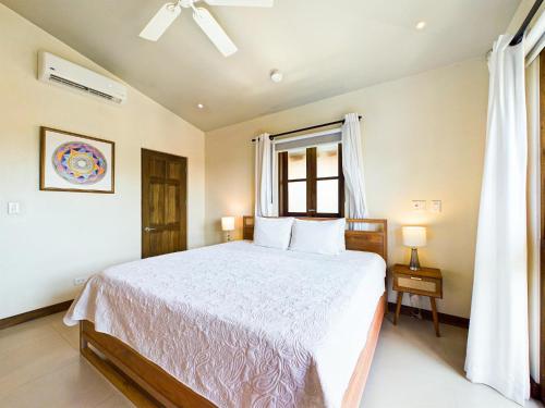 Un dormitorio con una cama grande y una ventana en Paseo Miraflores 42 at Las Catalinas, en Playa Danta