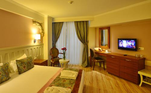 Телевизор и/или развлекательный центр в Side Crown Serenity Ultra All Inclusive