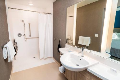 biała łazienka z umywalką i prysznicem w obiekcie SpringHill Suites by Marriott Newark Fremont w mieście Newark