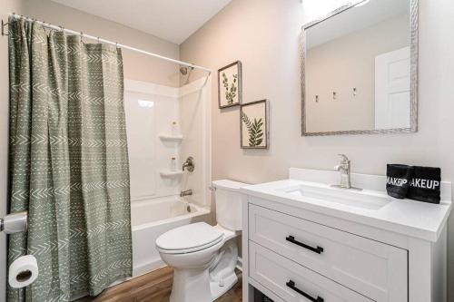 biała łazienka z toaletą i umywalką w obiekcie Essential Escape w mieście Radcliff