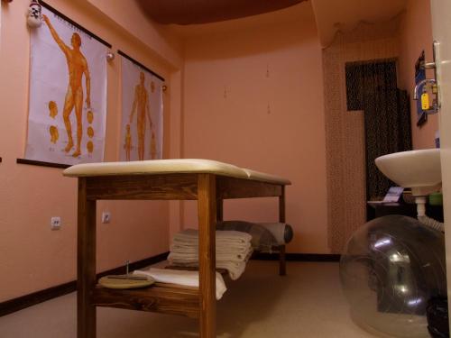 a room with a sink and a shelf with towels at Hotel Ida in Bansko