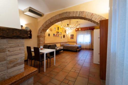 a living room with a dining table and a living room at cs veniceflat Apartment - Venice - Apt Vce - 15' from Venice in Tessera