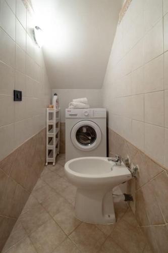 a bathroom with a toilet and a washing machine at cs veniceflat Apartment - Venice - Apt Vce - 15' from Venice in Tessera