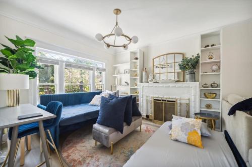 uma sala de estar com um sofá azul e uma lareira em Luxury Living, Walkers Paradise, Hidden Oasis em Oakland