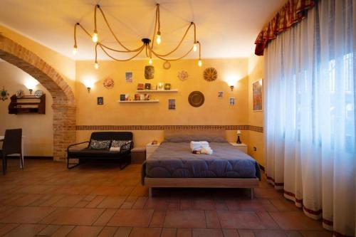 a bedroom with a bed and a couch at c.s. veniceflat Apartment - Venice - Apt Vce - 15' from Venice in Venice