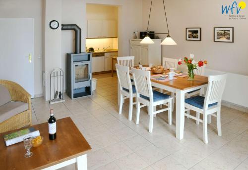 a kitchen and dining room with a table and chairs at Haus am Hövt - Ferienwohnung 3 in Göhren