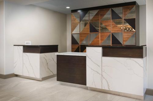 a lobby with a marble counter and a wall at Courtyard by Marriott Orlando Downtown in Orlando