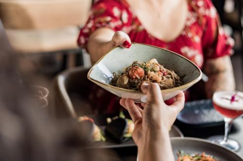 Makanan di atau berdekatan hotel