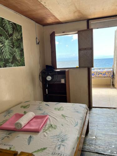 una camera con letto e vista sull'oceano di Pescador View - Beach Resort & Restaurant a Moalboal
