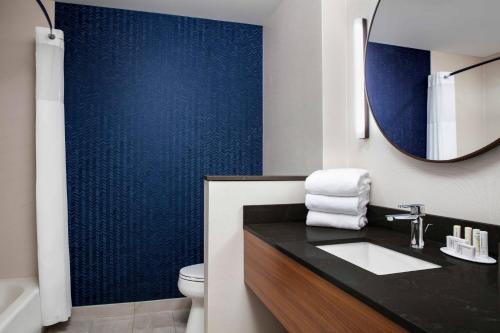 uma casa de banho com um lavatório e uma parede azul em Fairfield by Marriott Inn & Suites Lewisburg em Lewisburg